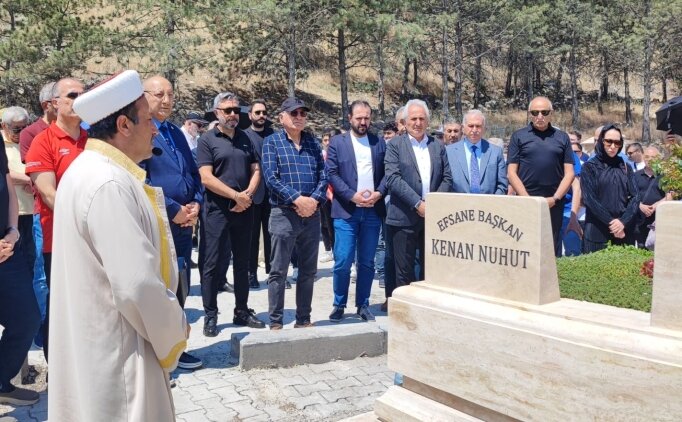 Eski ba�kan, kabrinde an�ld�