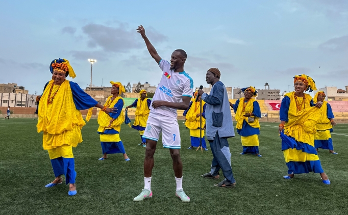 Senegalli y�ld�zlardan dostluk ma��