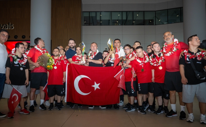 Avrupa �ampiyonas�'nda ikinci olan �zel sporcular, yurda d�nd�