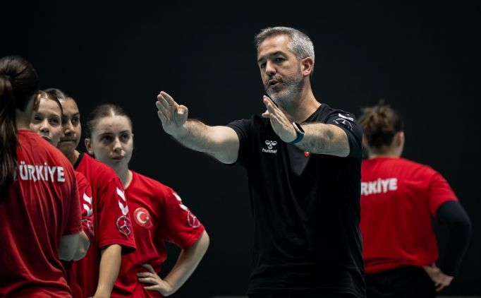 A Milli Kad�n Hentbol Tak�m� Ba�antren�r� Montes, ba�ar� i�in zaman istedi