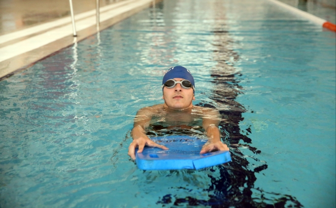 Engelli y�z�c� Mehmet B�y�k, T�rkiye �ampiyonu oldu