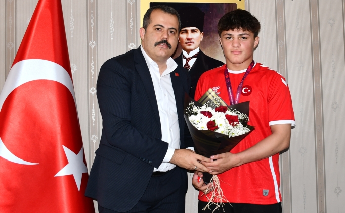 Avrupa 15 Ya� Alt� G�re� �ampiyonas�'nda alt�n madalya kazanan Yusuf, Samsun'da co�kuyla kar��land�