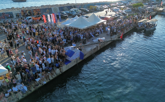 Antalya'da ya�l� direkten bayrak kapma yar��mas�