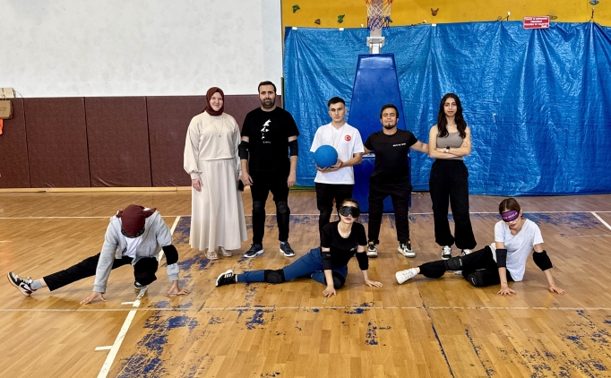 G�rme engelli tarih ��retmeni, engellilere �rnek olma amac�yla 'golbol'e ba�lad�