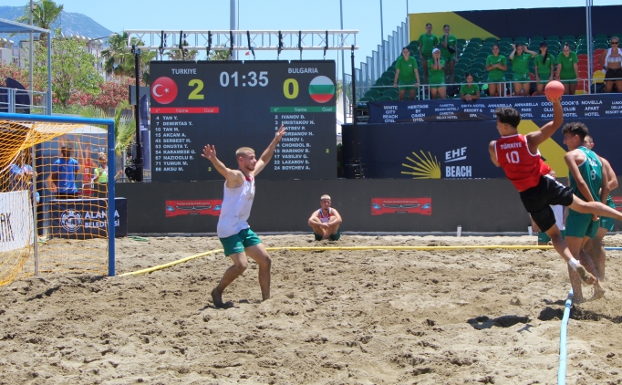 Plaj hentbolunda 17 Ya� Alt� EHF Avrupa �ampiyonas� Antalya'da devam ediyor
