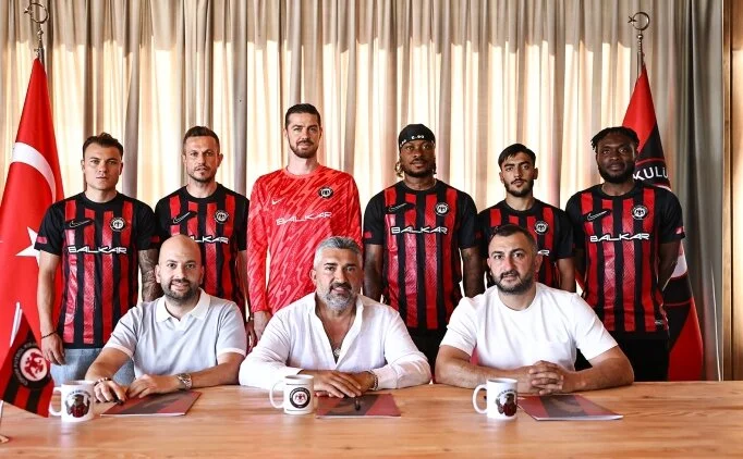 Arca �orum FK'de 6 imza!