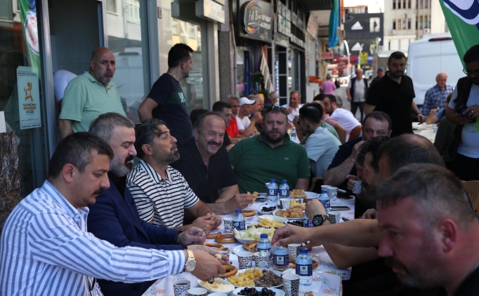 Rizespor'da bakan Turgut, teknik heyet ve futbolcular, vatandalarla bulutu