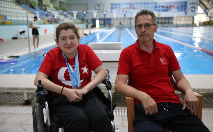 Sporla hayata tutunan engelli y�z�c�ler ba�ar�ya kula� at�yor