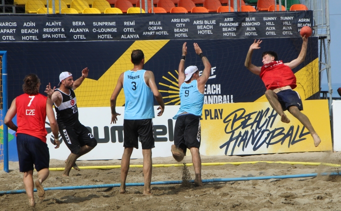 Plaj hentbolu: EHF Avrupa �ampiyonas� Antalya'da devam ediyor