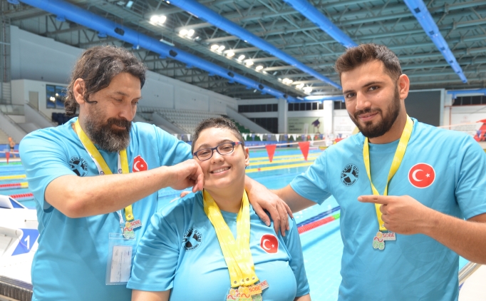 Otizmli ve i�itme engelli y�z�c� yeni ba�ar�lara babas�yla haz�rlan�yor