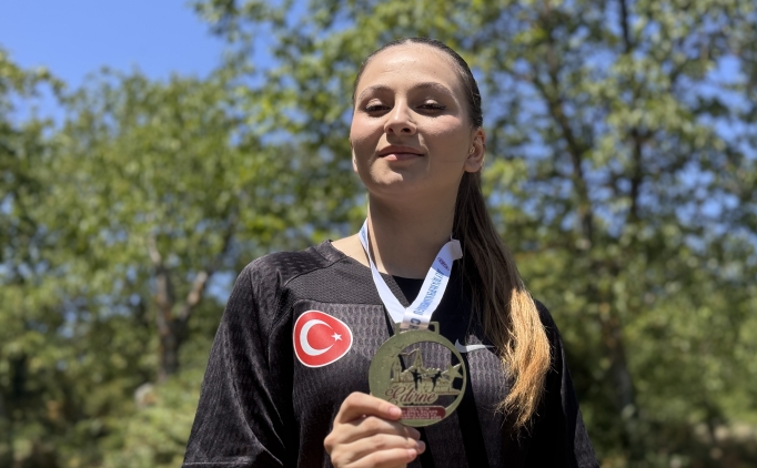 lk kez giydii milli formayla Balkan ampiyonu olan wushucu Berrin, hedef bytt