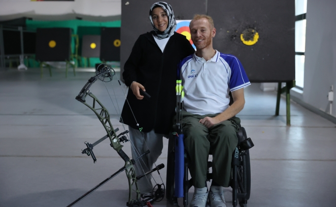 Fel� kalan e�ini tekerlekli sandalyeyle 'hedefe' ta��yor