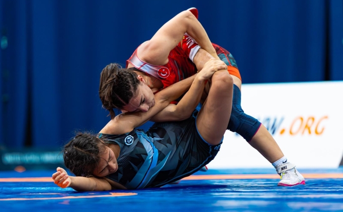 Milli g�re��iler, Macaristan'daki turnuvada birer alt�n ve bronz madalya kazand�