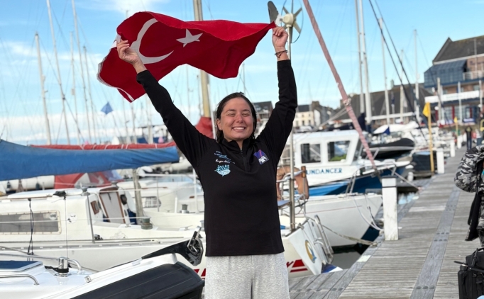 Ultra maraton y�z�c�s� Bengisu Avc�, Kuzey Kanal�'n� ge�ti