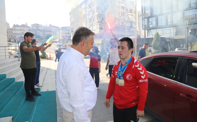 �sve�'te alt�n madalya kazanan milli judocu Ahmet'e kar��lama t�reni!