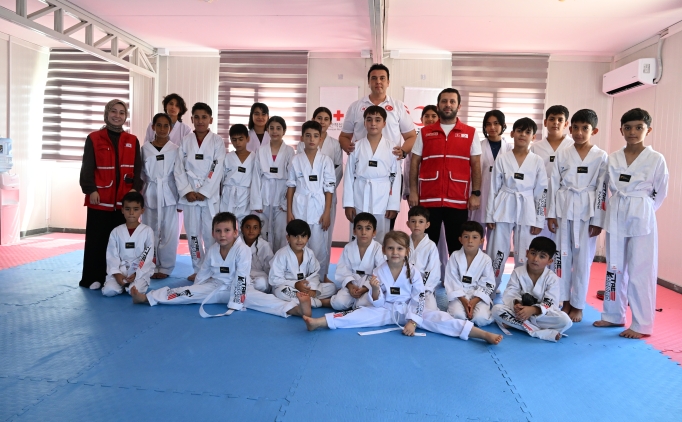 Depremzede ocuklar tekvandoyla rehabilite oluyor