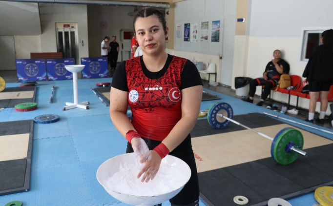Halterde Trkiye rekoru kran Zeynep Nur'un hedefi dnya ampiyonluu
