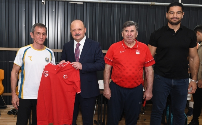 Taha Akgl'den Dnya Gre ampiyonas'na hazrlanan sporculara ziyaret