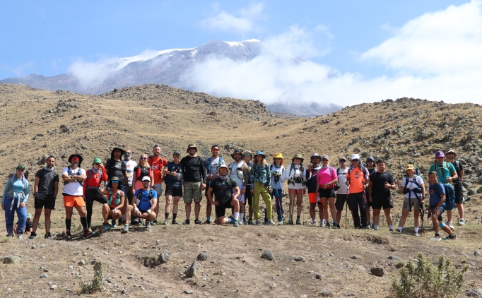 Ultra maratoncular A�r� Da�� zirvesine ko�arak t�rmand�