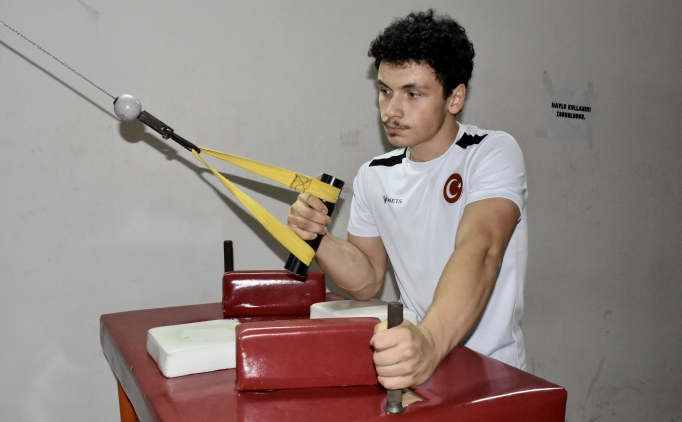 Tu�rulhan Akba�, d�nya �ampiyonlu�u i�in kollar� s�vad�