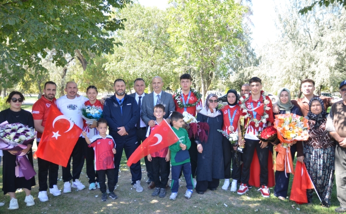 Avrupa Genler Kick Boks ampiyonas'nda madalya kazanan sporcular, Konya'da ieklerle karland