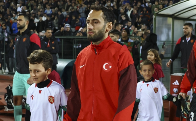 Hakan �alhano�lu'ndan 100. Milli ma�a yak���r performans