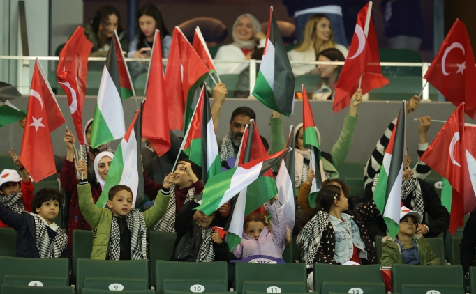 Filistinli �ocuklar, A Milli Tak�m'la sahaya ��kt�