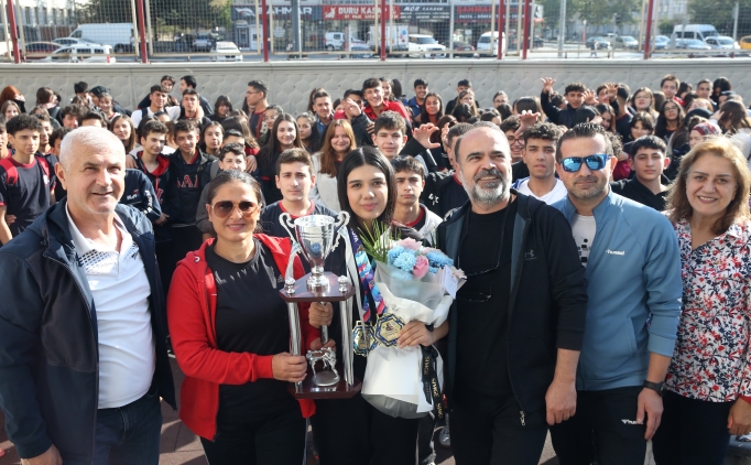 Kick boks dnya ampiyonu renciye okulunda konfetili srpriz karlama yapld