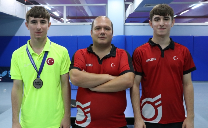 Otizmli ikiz kardeler masa tenisinde yeni madalyalar hedefiyle raket sallyor