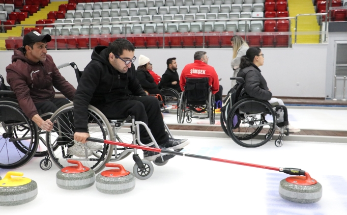 Tekerlekli sandalye curlingde sporcular, ay-yldzl forma iin mcadele ediyor