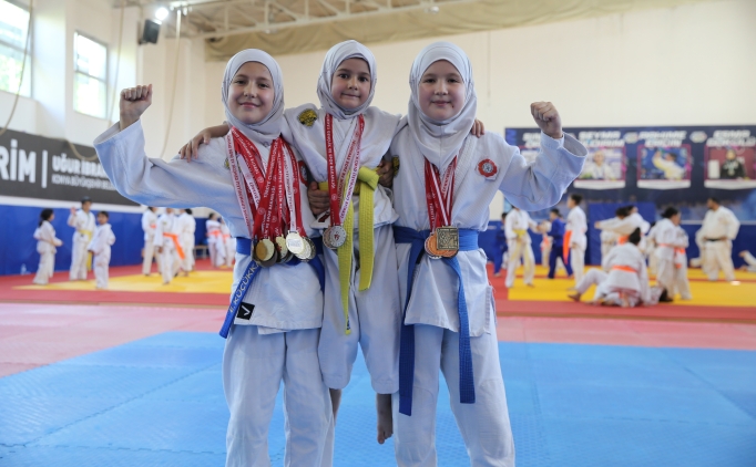 Judocu  kz karde birbirlerine 'g' veriyor