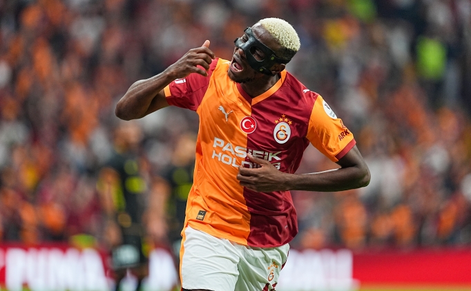 Osimhen, hocas� Okan Buruk'u yakalad�