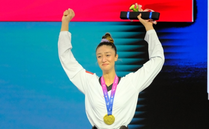 Milli tekvandocu Nafia Ku Aydn, pe pee 2. dnya ampiyonluuna ulat