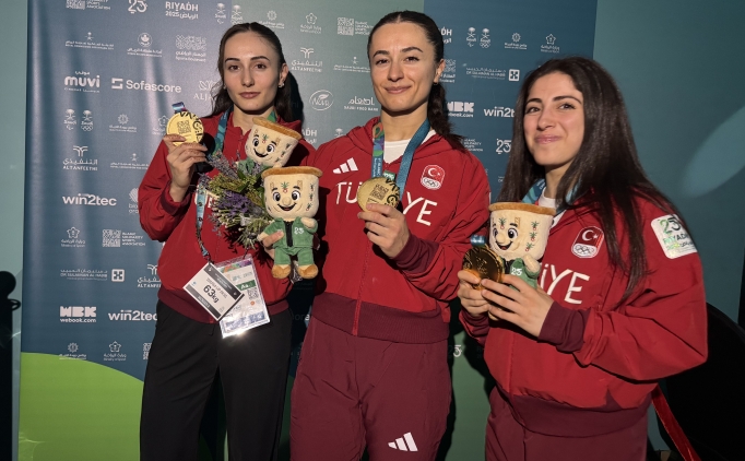 Kad�n milli halterciler, kazand�klar� 9 alt�n madalyay� Atat�rk'e 'arma�an' etti