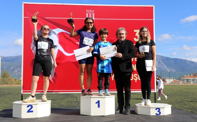 Mu�la'da 'Atat�rk'e Sayg� Gen�lik 32. Yol Ko�usu' yap�ld�