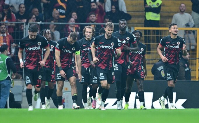 Galatasaray taraftar�ndan Onyekuru'ya jest!