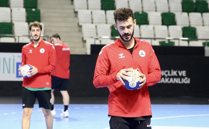 retmen hentbolcu Enes Gmok'un hedefi sporcu yetitirmek