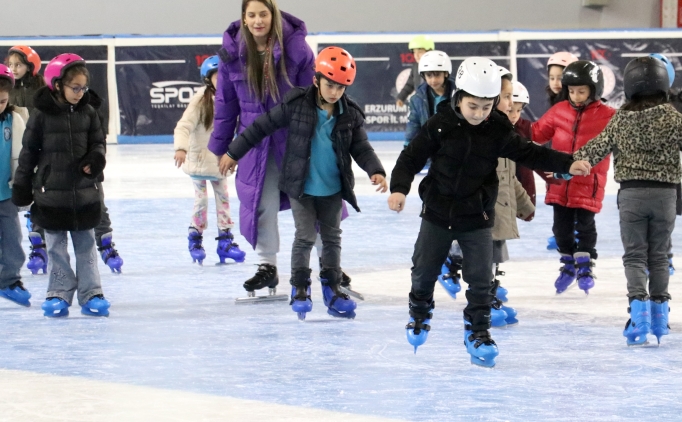 Erzurum'da ilkokul ��rencileri, buz �zerinde yeteneklerini ke�fediyor