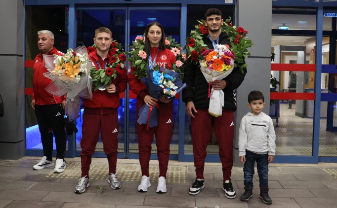 23 Ya� Alt� Avrupa Boks �ampiyonas�'nda derece elde eden sporcular Trabzon'da co�kuyla kar��land�