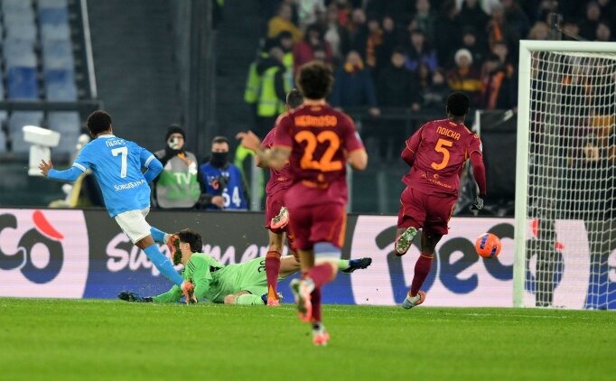 Napoli deplasmanda Roma'y� tek golle ge�ti