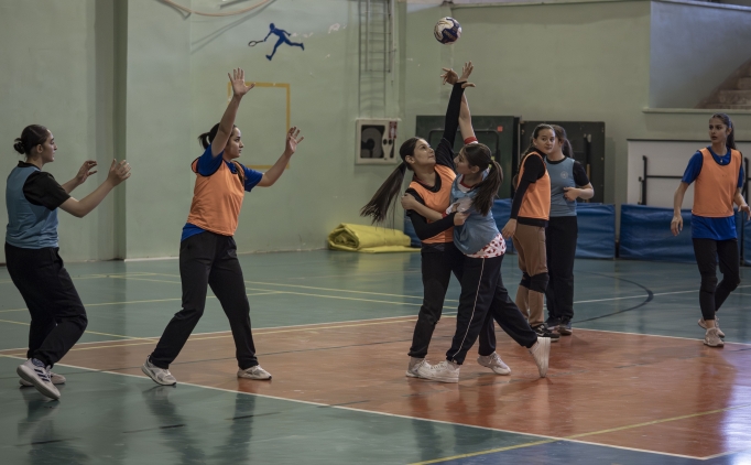 Parke tanda hentbol oynamaya balayan Oltulu kzlar lisansl sporcu oldu