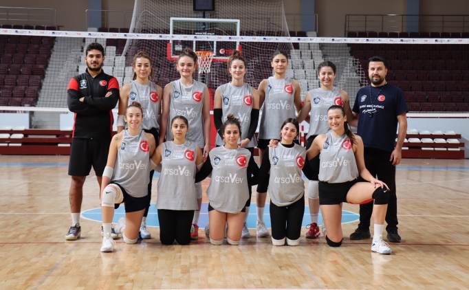 Depremde 8 sporcusunu kaybeden kad�n voleybol tak�m� 2. Lig'de zirveye oynuyor