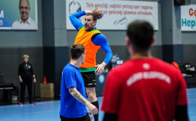 Nil�fer Belediyespor, zirve y�r�y���n� s�rd�r�yor