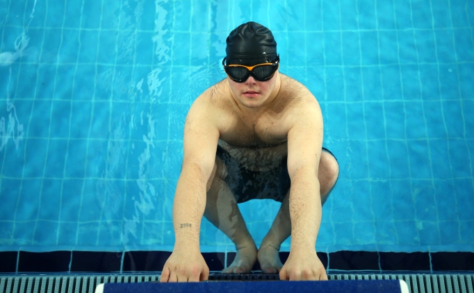 Down sendromlu y�z�c� Mehmet, milli formaya kavu�mak i�in kula� at�yor