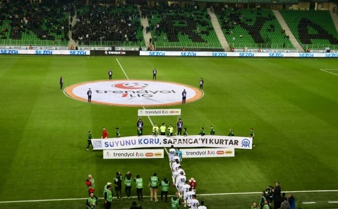 Sakaryaspor'dan anlaml� pankart