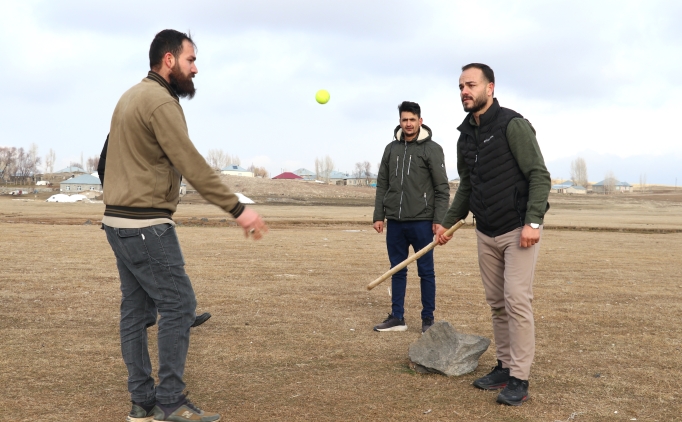 A�r�l� gurbet�i gen�ler k���n, unutulan 'topa dara' oyunuyla stres at�yor