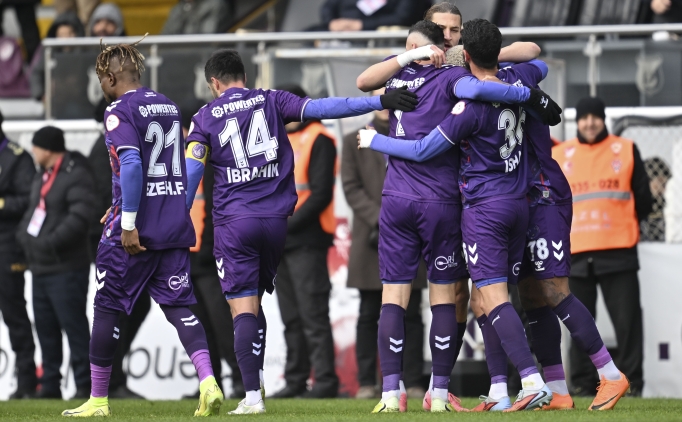 Ke�i�reng�c�, evinde �� puan� �� golle ald�!