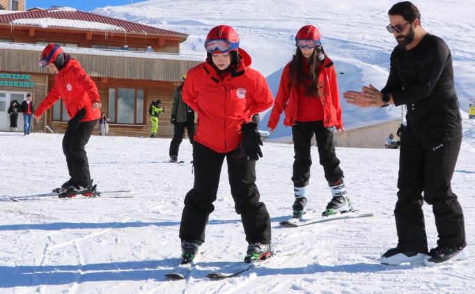 Hakkari'deki Gen�lik Kamp�'nda yakla��k 8 bin ��renci kayakla tan��t�