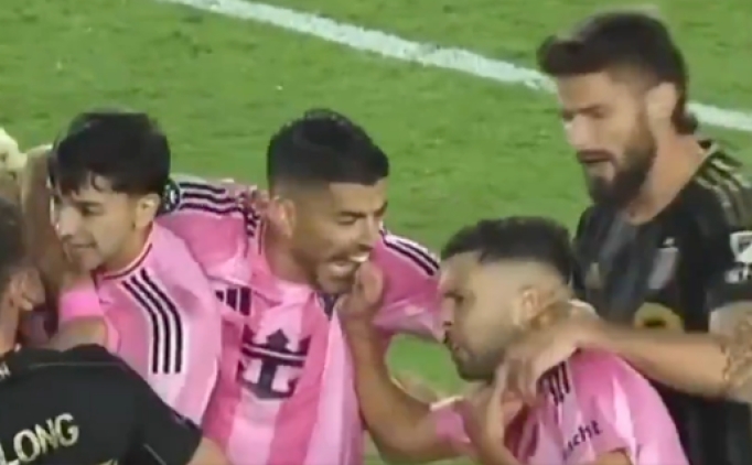 Luis Suarez bu kez tak�m arkada��n� �s�rd�!