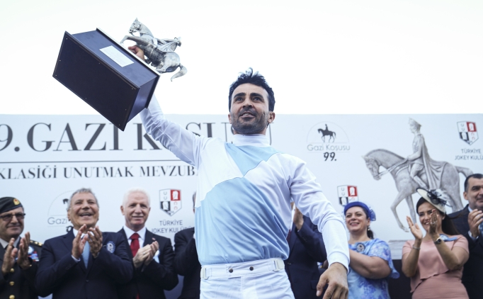 Gazi Ko�usu'nu 8. kez kazanan jokey Ahmet �elik, g�z�n� rekora dikti